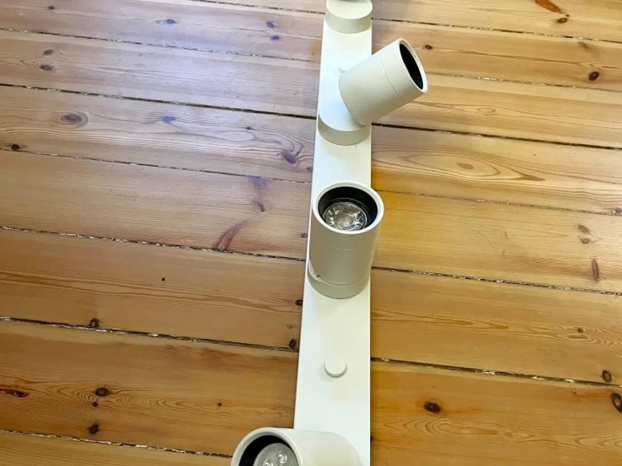 Billede 2 - Loftlampe - skinne med 4 LED-spots