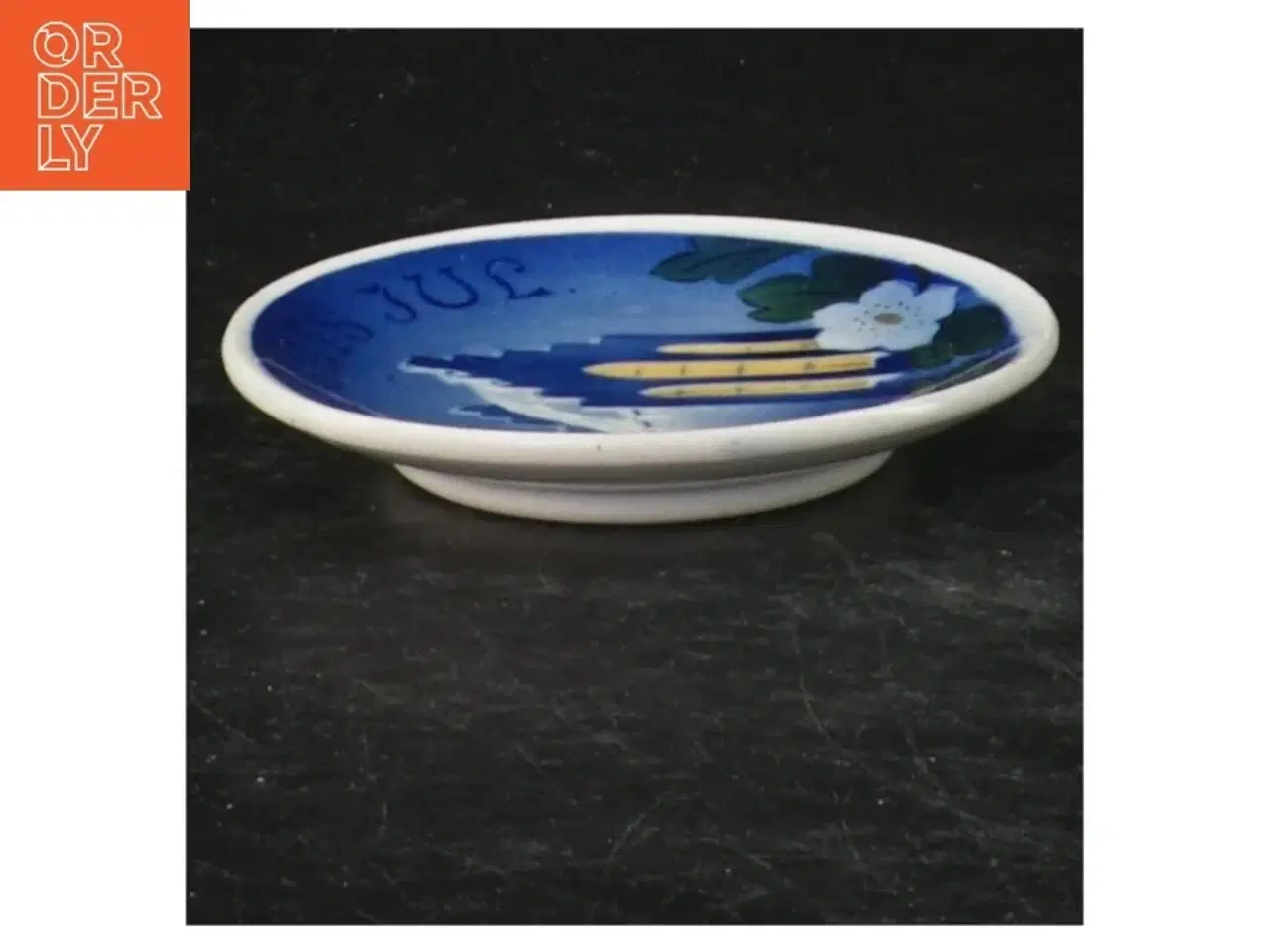 Billede 2 - Porcelænsplatte med kirkemotiv (str. Ø 8 cm)