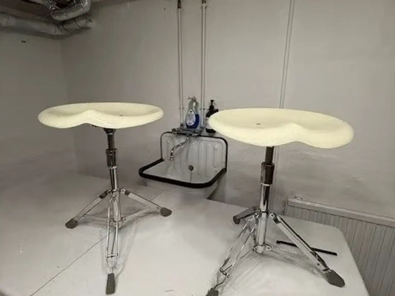 Billede 1 - To velholdte taburetter