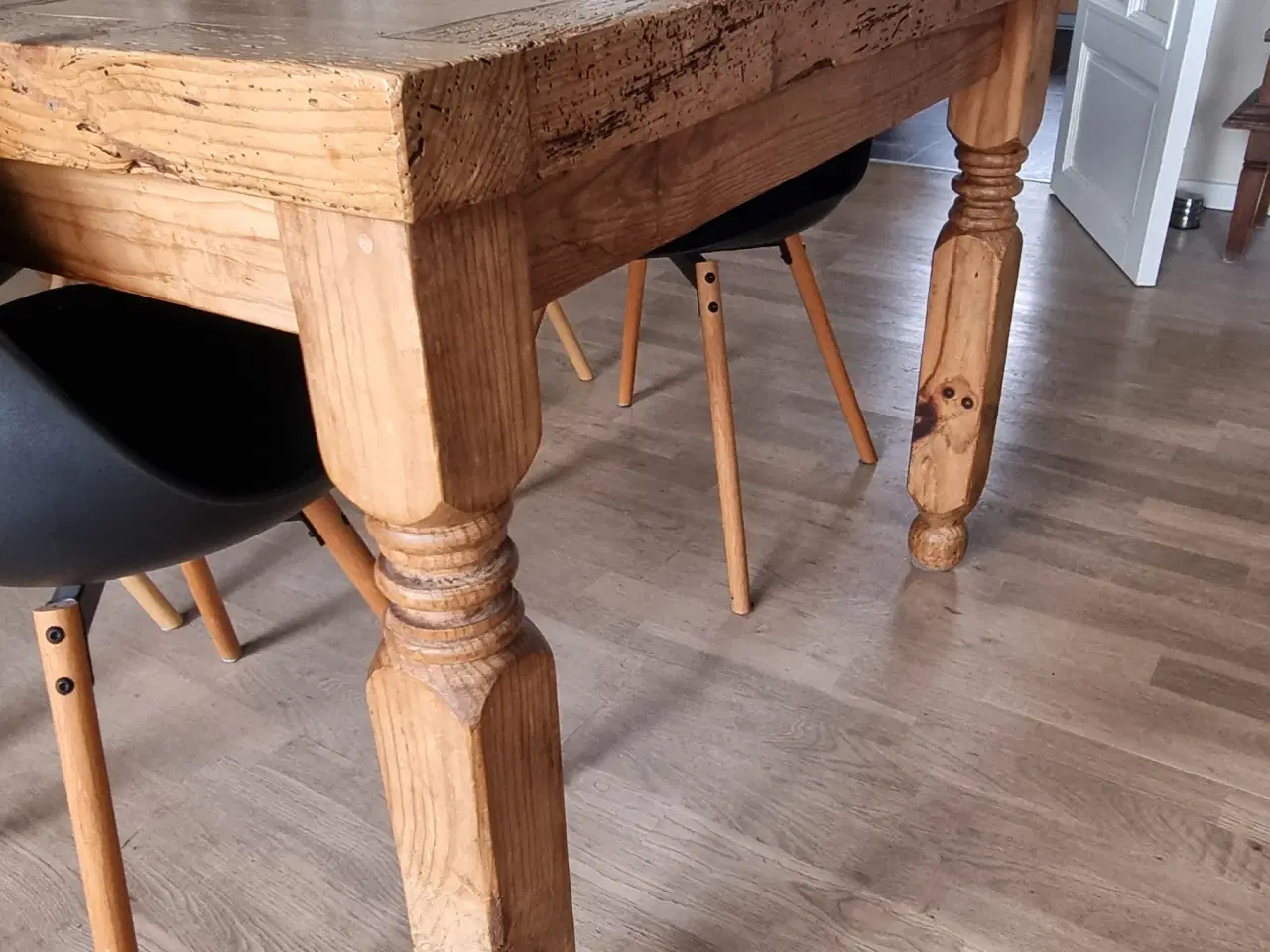 Billede 1 - Solidt spisebord