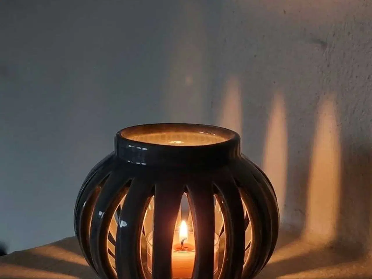 Billede 2 - Sød blå grå keramiklanterne / lysestage