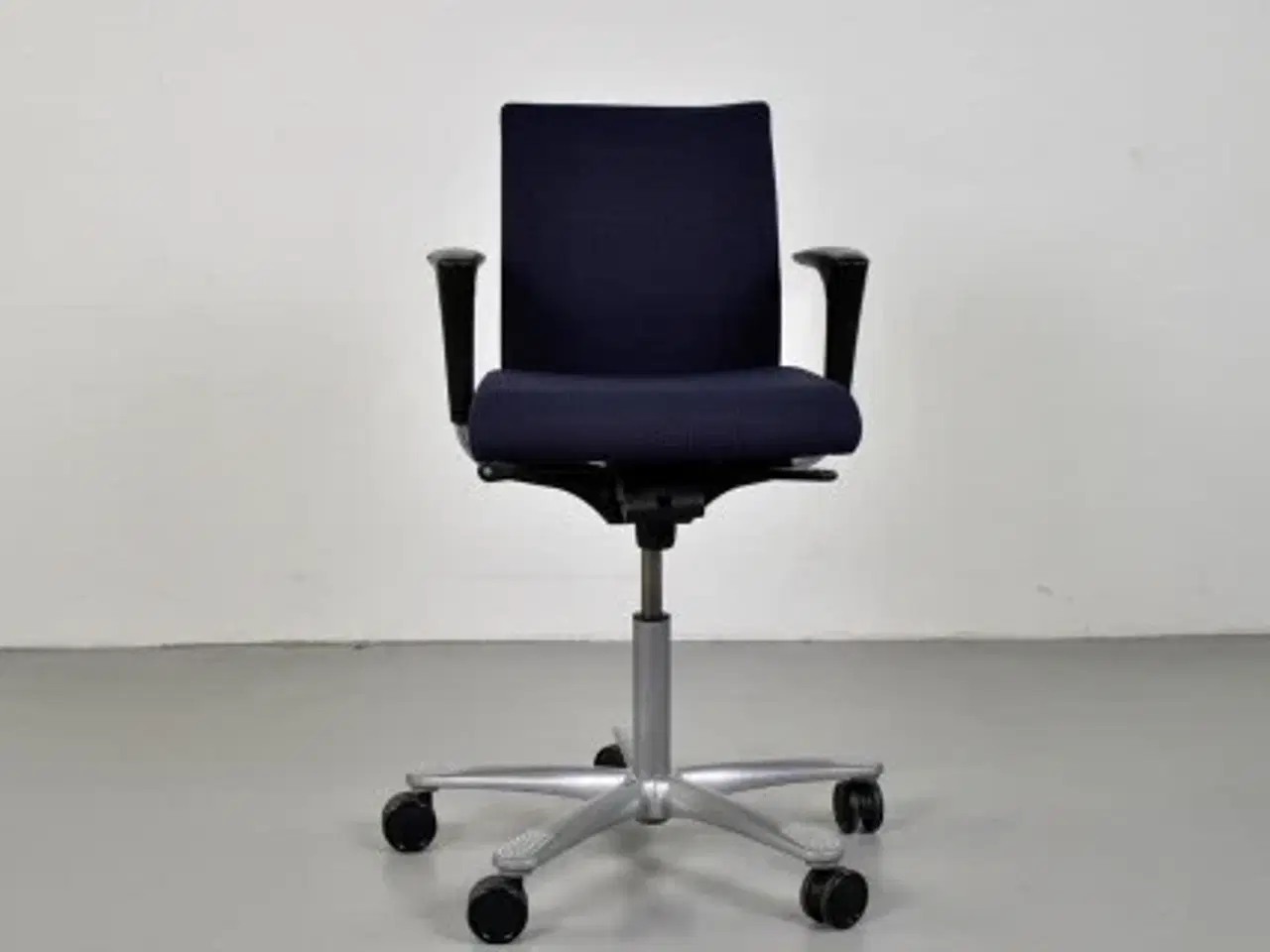 Billede 1 - Häg h04 credo kontorstol med sort/blå polster, armlæn og grå stel