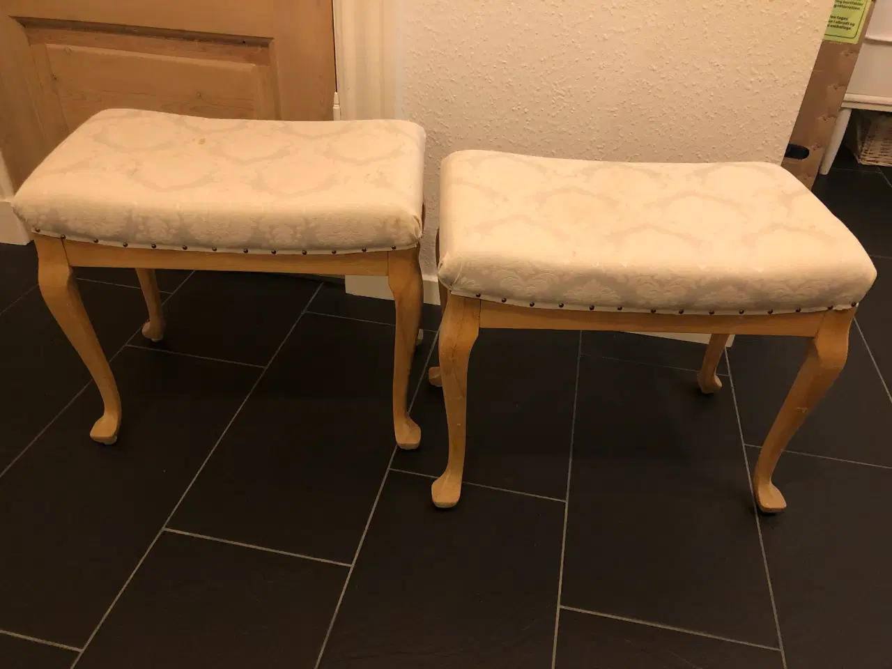 Billede 1 - Sæt med 2 skamler i fyrretræ med hvidt betræk