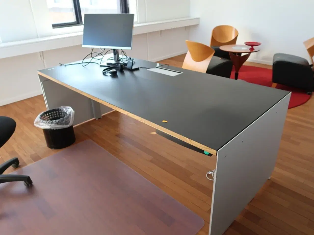 Billede 1 - El. hæve/sænke skrivebord MONTANA Djob samt kontorstol