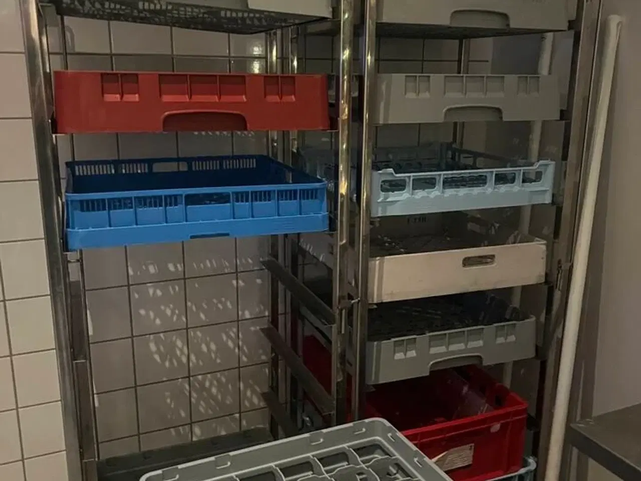 Billede 2 - 1 stk. Opvaskebakkevogn + 2 stikvogne til bakker (Bakker på billedet følger ikke med)