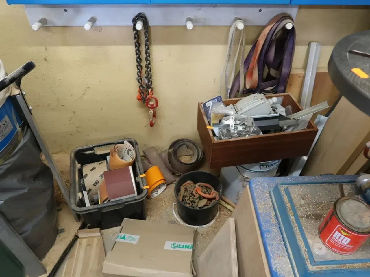 Billede 1 - Løftekrog, sandpapir m.m.