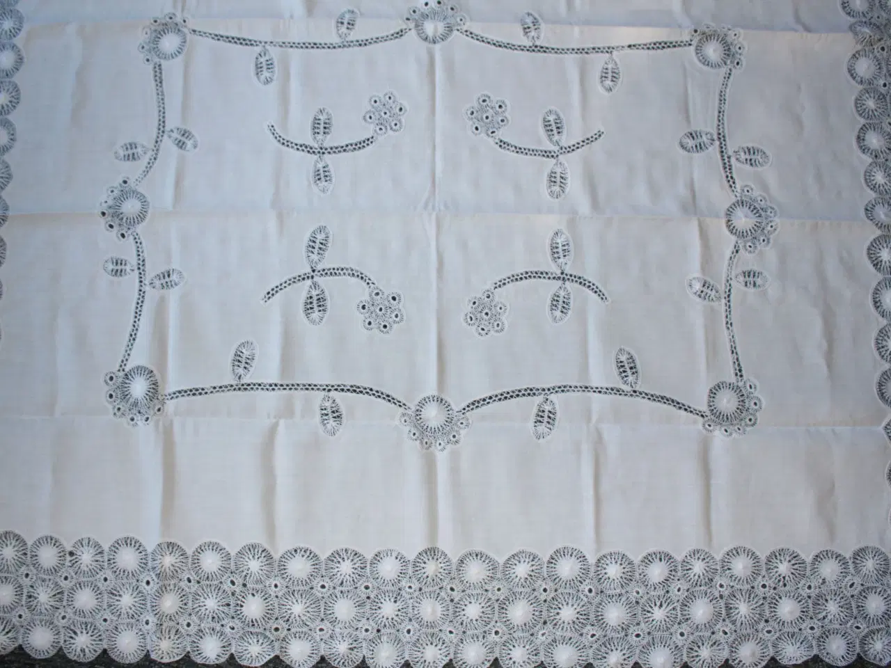 Billede 2 - Dug med gimpede blonder, 130 x 105 cm