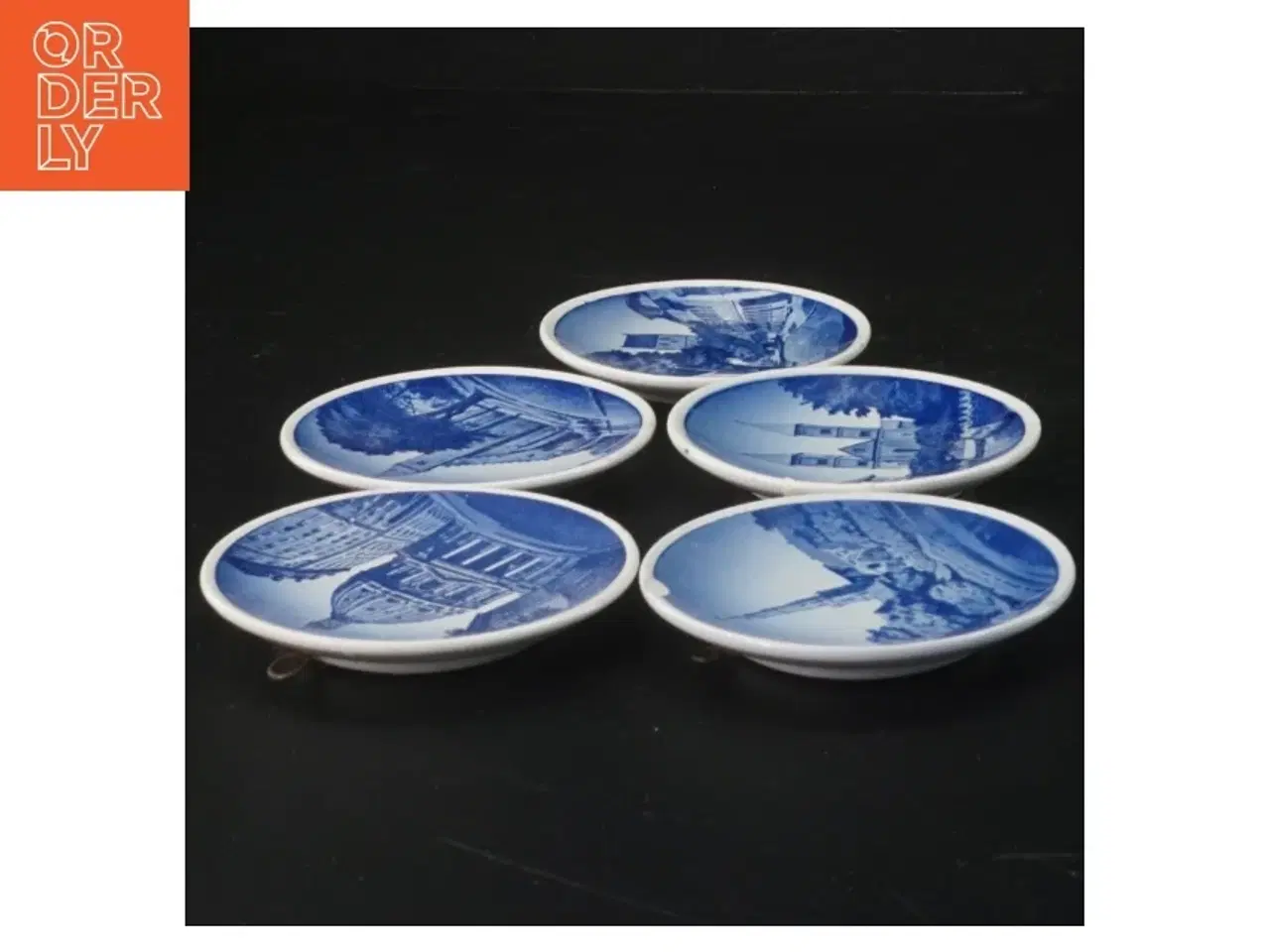 Billede 4 - Små dekorative tallerkener med blå motiver (str. Ø. 8,5 cm. 5 styk) fra Aluminia