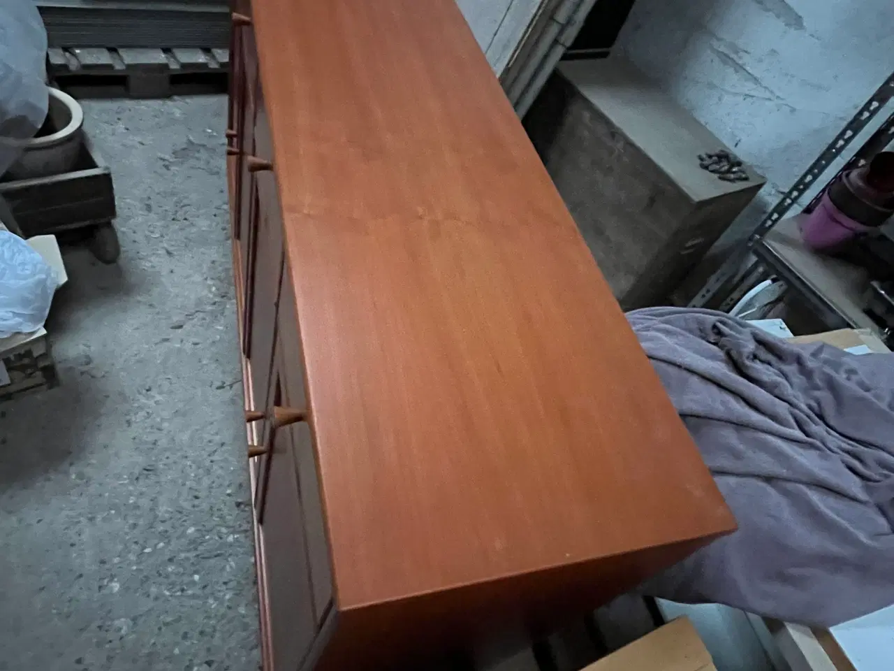 Billede 1 - Skænk med skuffer og hylder i kirsebær træ