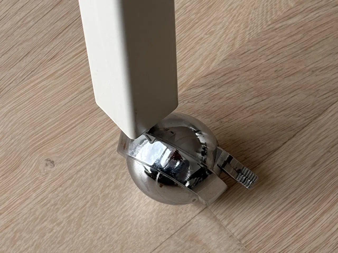 Billede 3 - Smukt og elegant spisebord