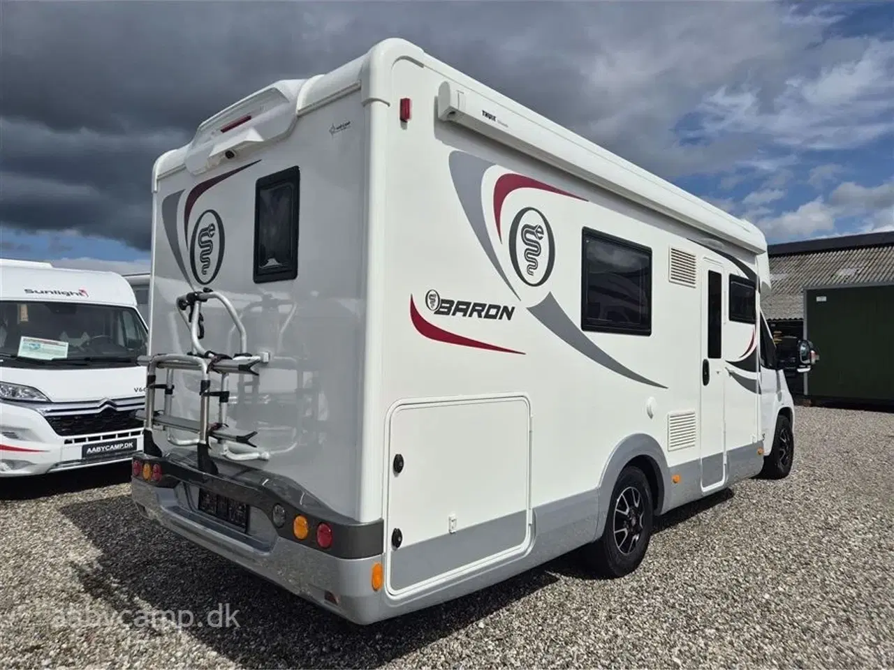 Billede 2 - 2022 - Elnagh Baron 575 Markise. solcelle. lithium batteri. inverter. cykelstativ. undervognsbehandlet. LPG fyldegas. Fuld service. 5 selepladser. Kun 41,000 km.