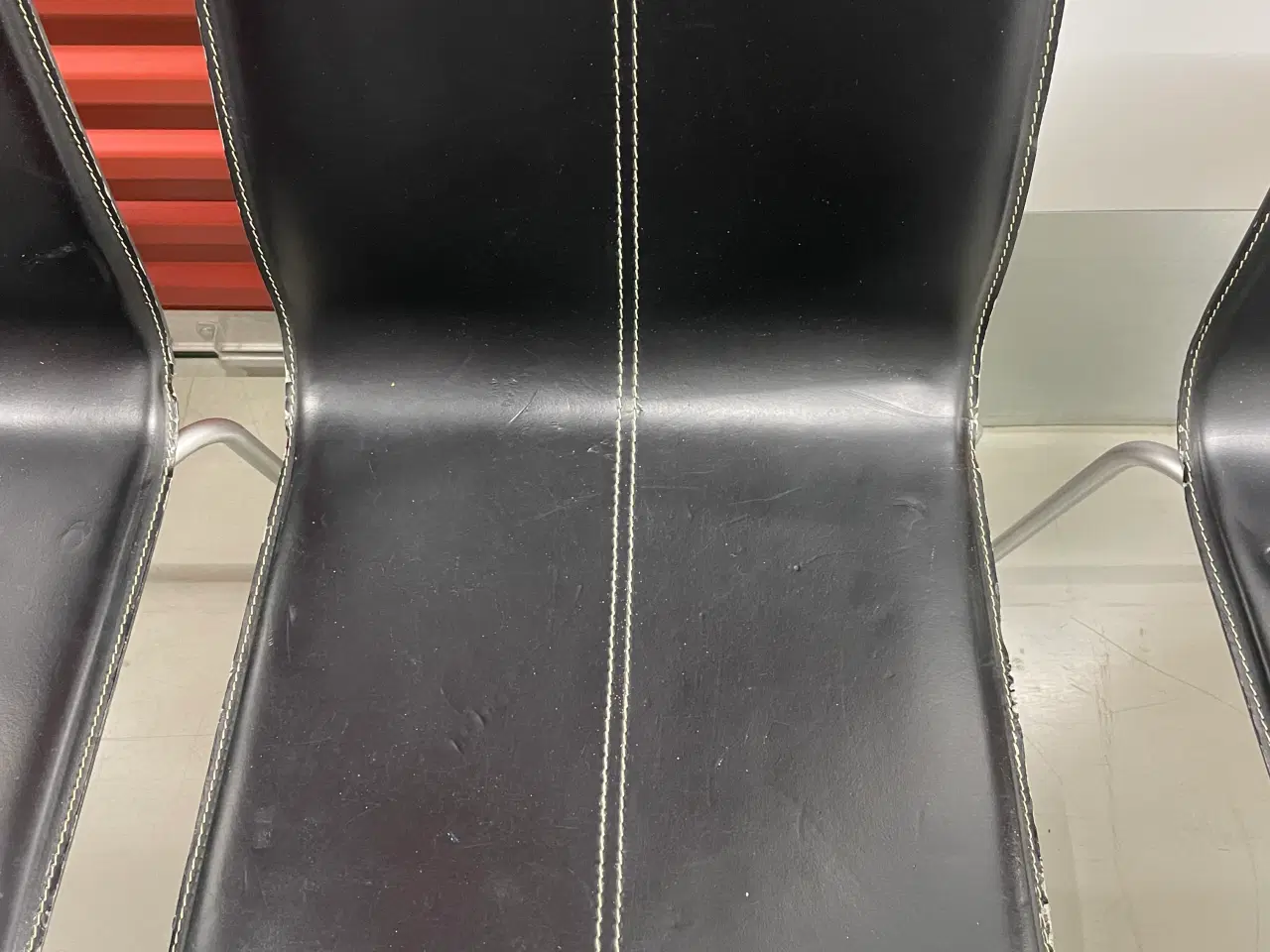 Billede 1 - Skind spisebordsstol i sort med hvide systiklinger