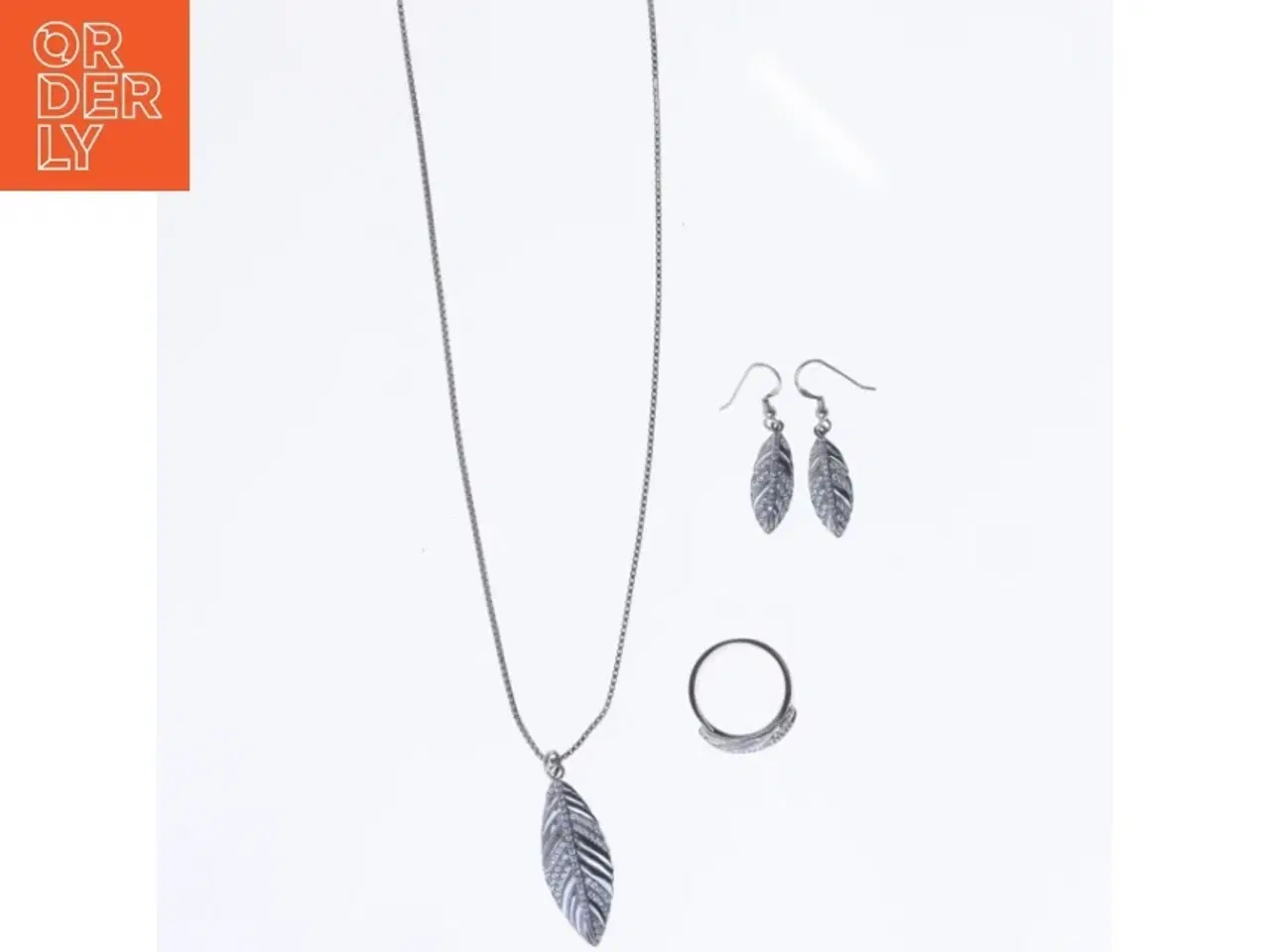 Billede 2 - Smykkesæt med halskæde, øreringe og ring (str. Øreringe. 4 cm. halskæde. 44 cm. ring. 55. millimeter)