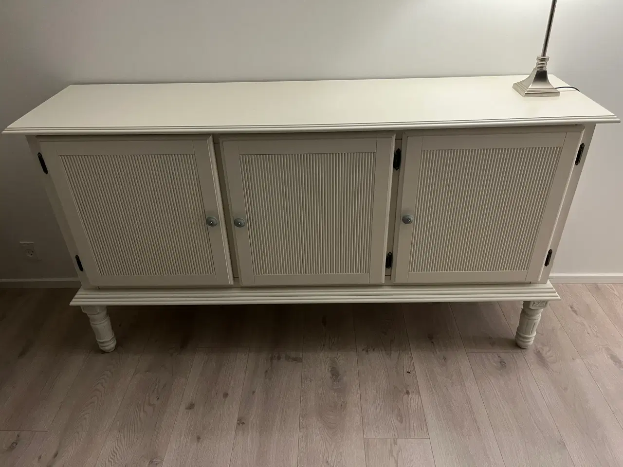 Billede 1 - Hvid skænk 