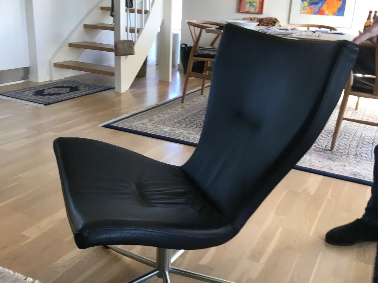 Billede 3 - 2 Sorte læderstole, med drejefod i krom.