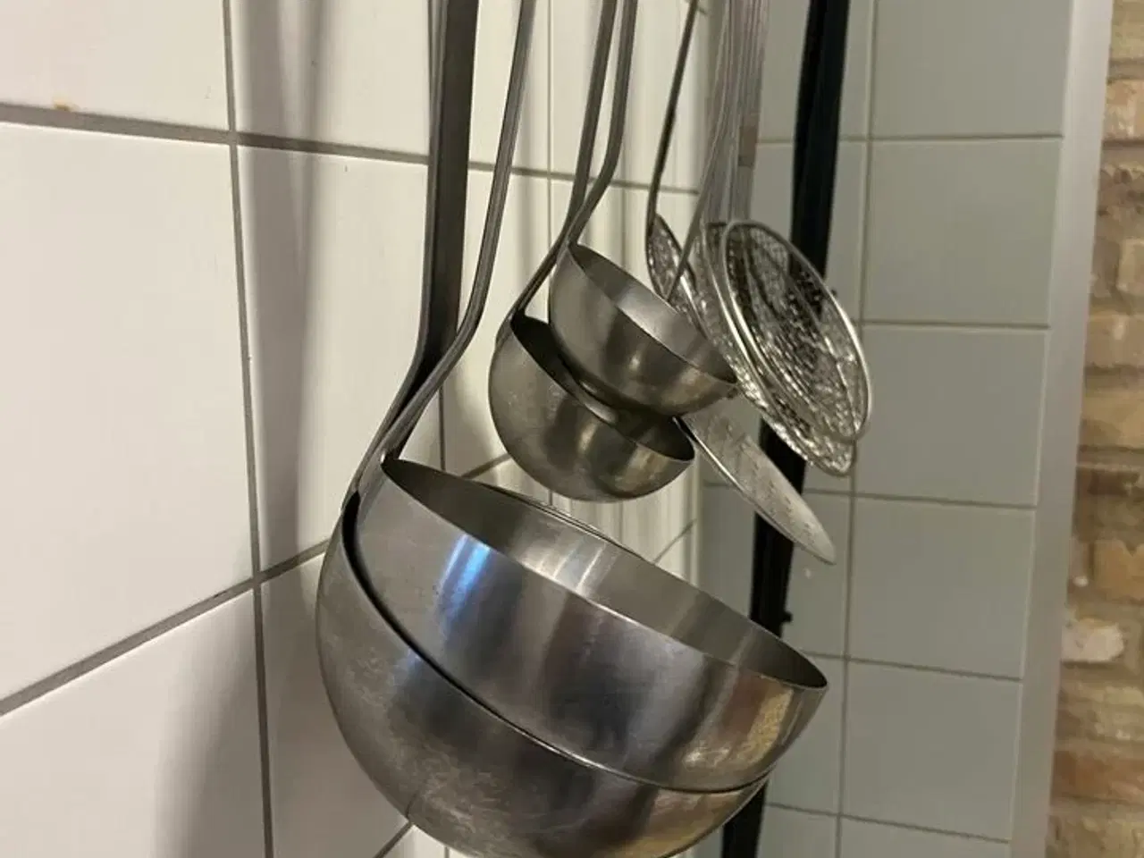 Billede 1 - Ca. 30 stk blandede køkkenredskaber (reolen medfølger ikke)