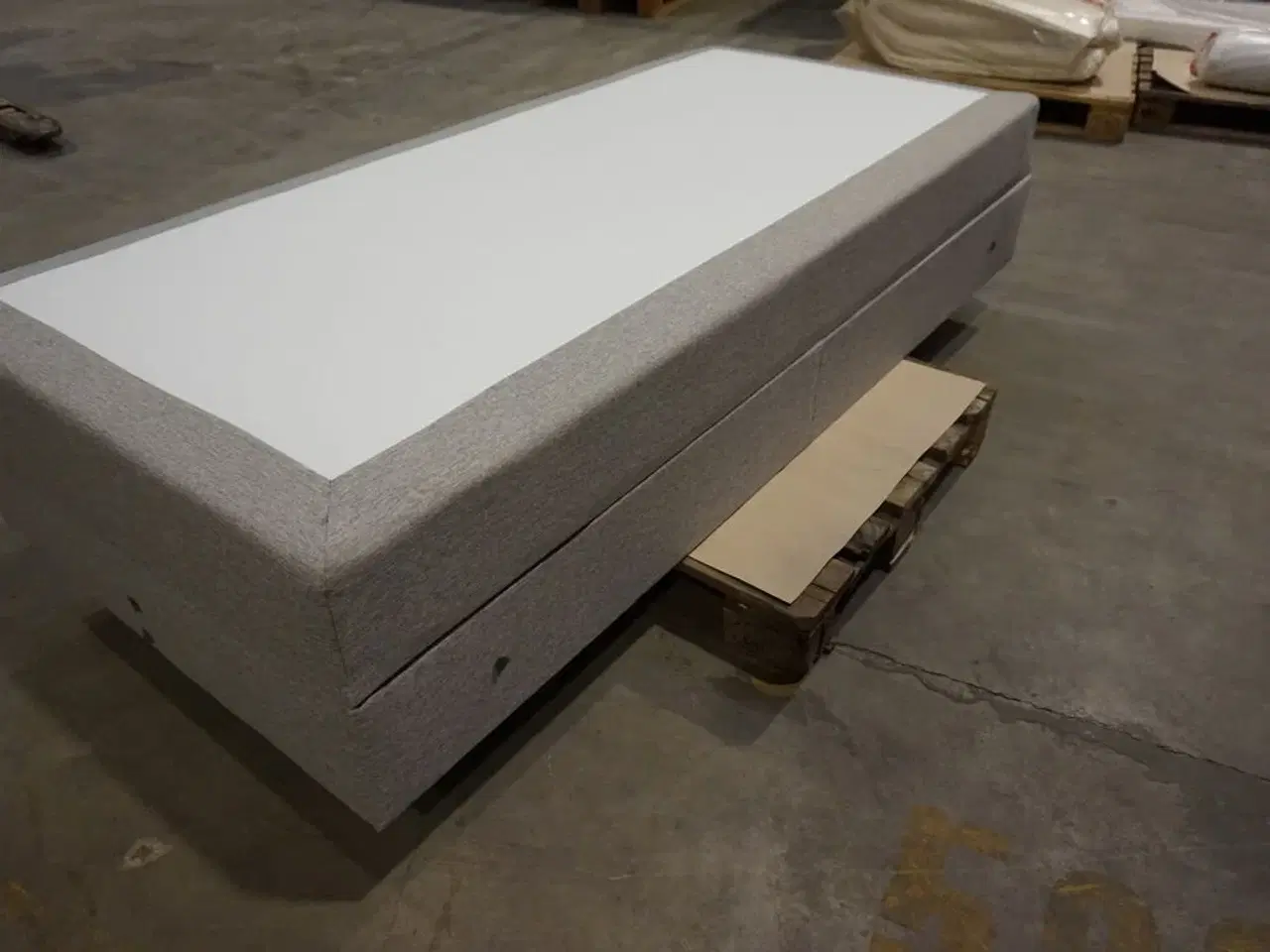 Billede 5 - Nordisk fjer B90 seng med opbevaring 90x200 cm Lysegrå