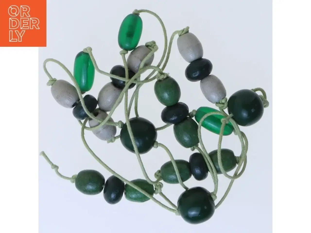 Billede 1 - Grøn perlekæde med forskelligartede perler (str. 140 cm)