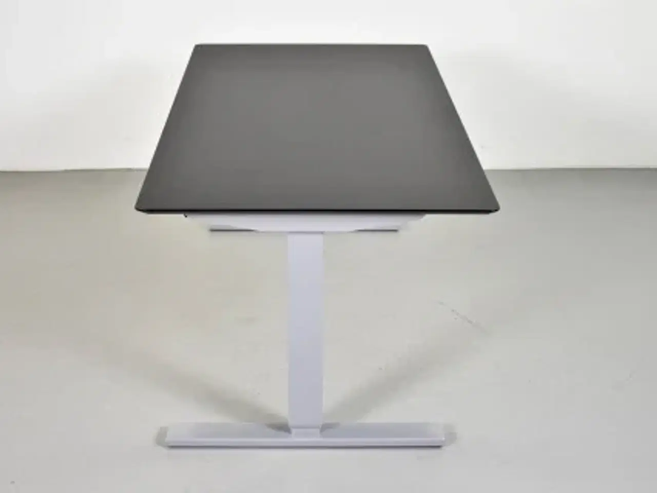 Billede 4 - Hæve-/sænkebord med sort linoleums fsc plade på alu stel