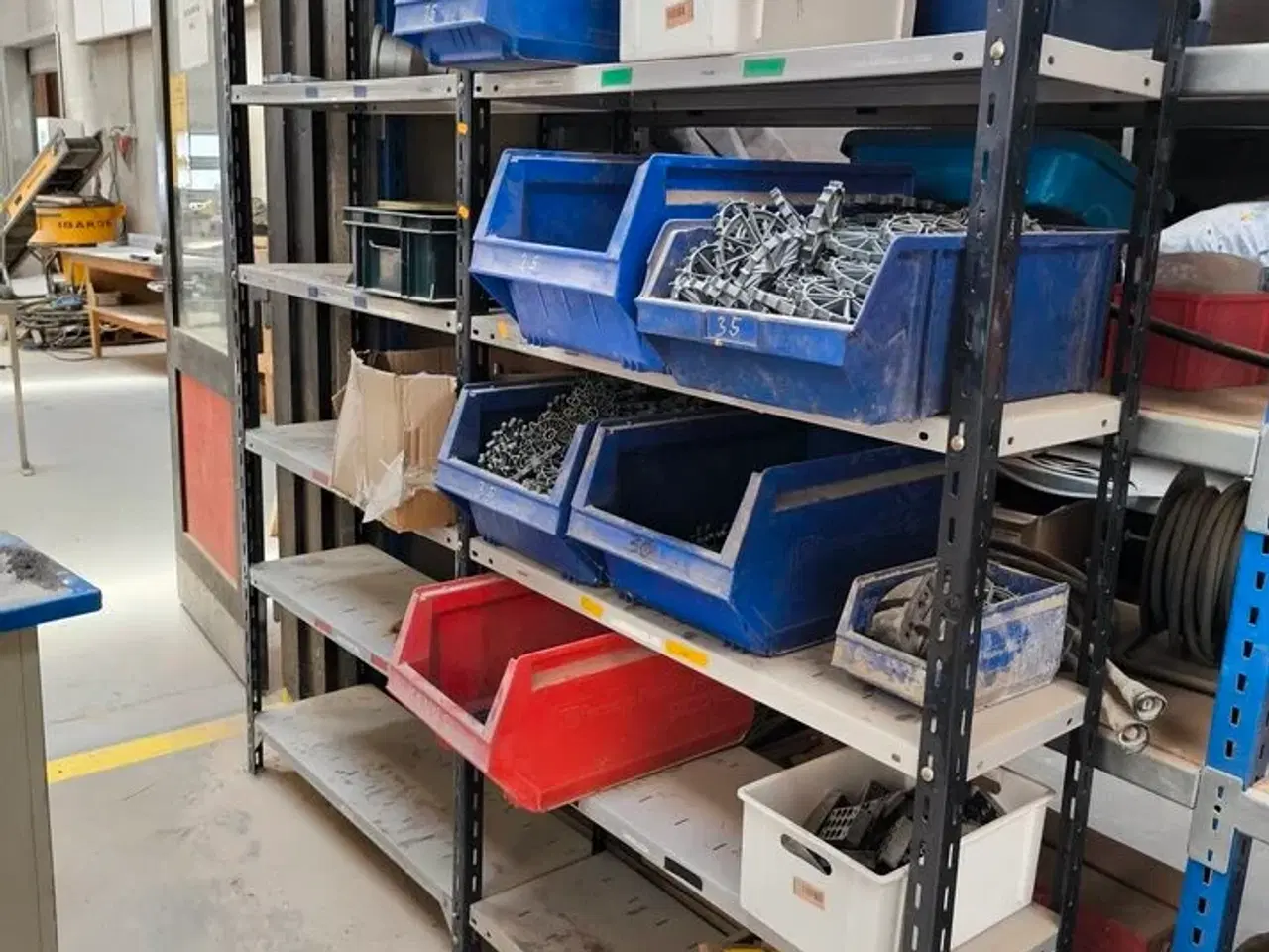 Billede 4 - Indhold på reoler