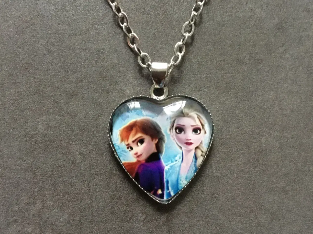 Billede 1 - Frost halskæde med Elsa og Anna fra Frost hjerte