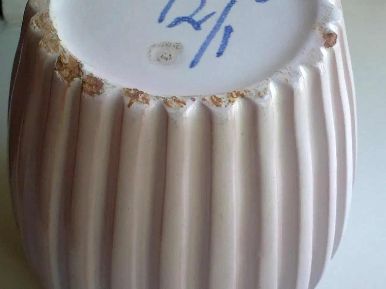 Billede 20 - Sokkel stempler gl. høj lys keramik figur Bornholm