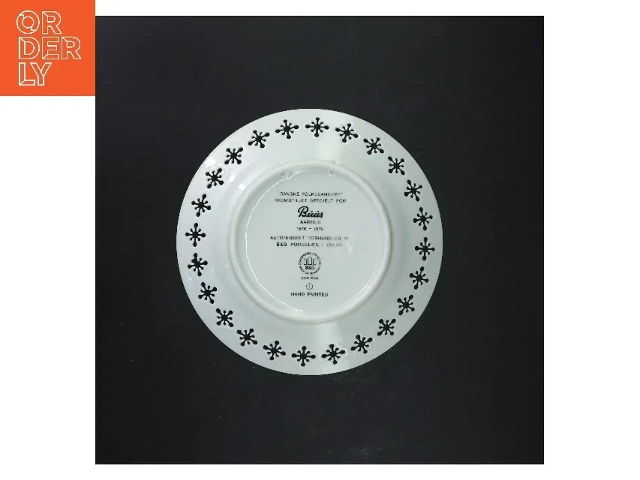 Billede 3 - Dekorativ tallerken med dansk folkedans motiv fra B&G Porcelæn (str. Ø 22 cm)