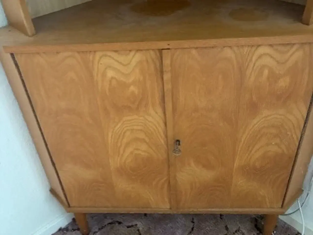 Billede 2 - Hjørneskab med glaslåger