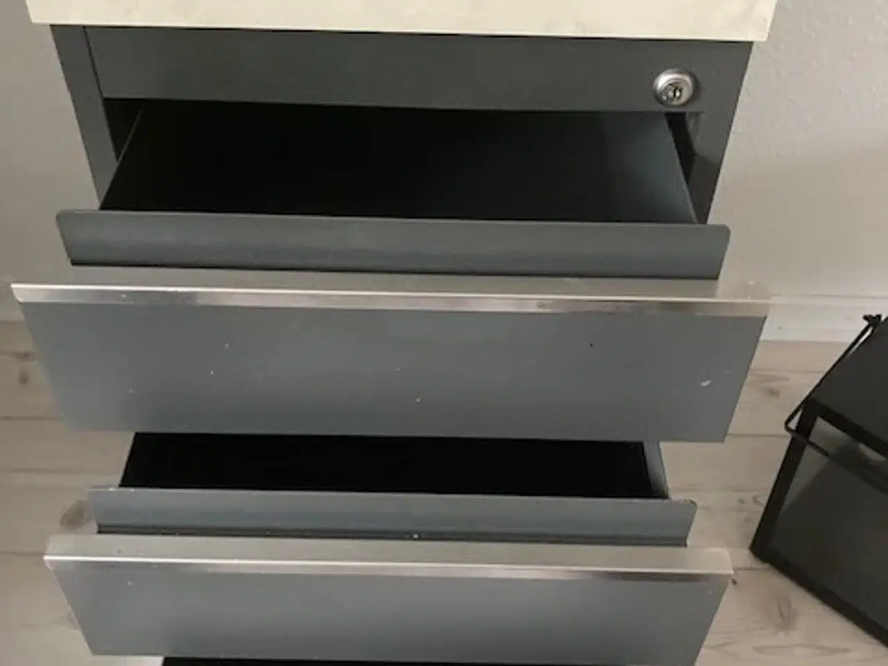 Billede 3 - Stålskab med tre skuffer