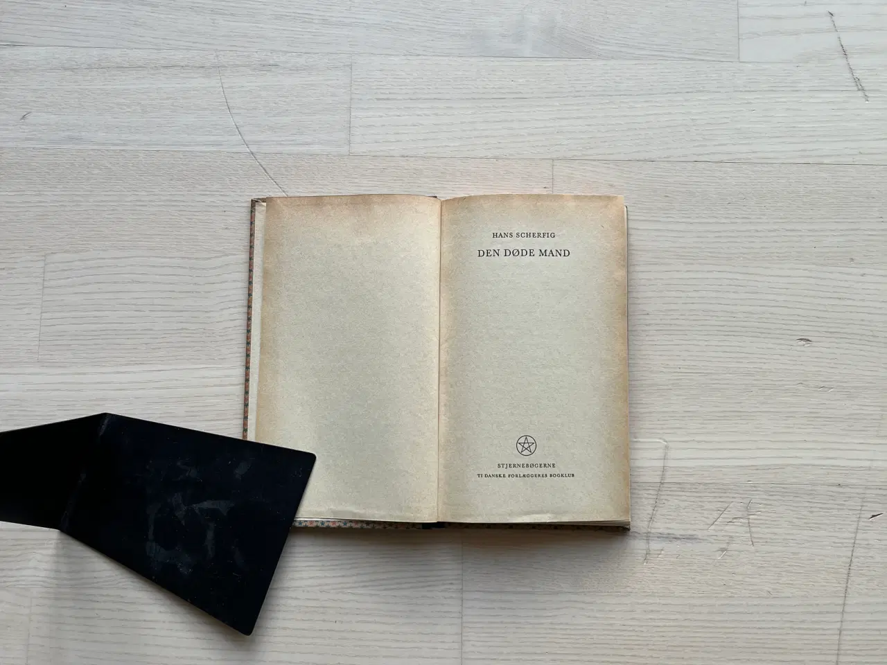 Billede 2 - Den døde mand - af Hans Scherfig