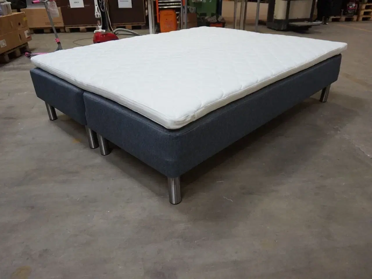 Billede 2 - Nordisk Fjer Boxseng med topmadras og stålben 160x200 cm