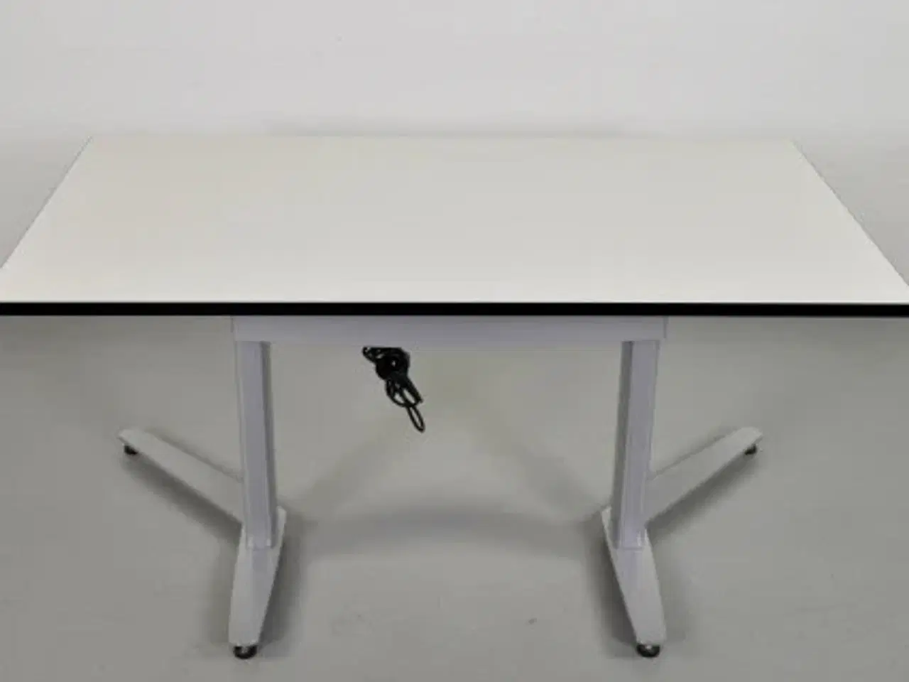 Billede 5 - Hæve-/sænkebord med ny hvid plade på alugrå stel