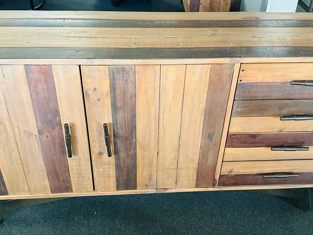 Billede 1 - Skænk med 4 skuffer og skab med god plads