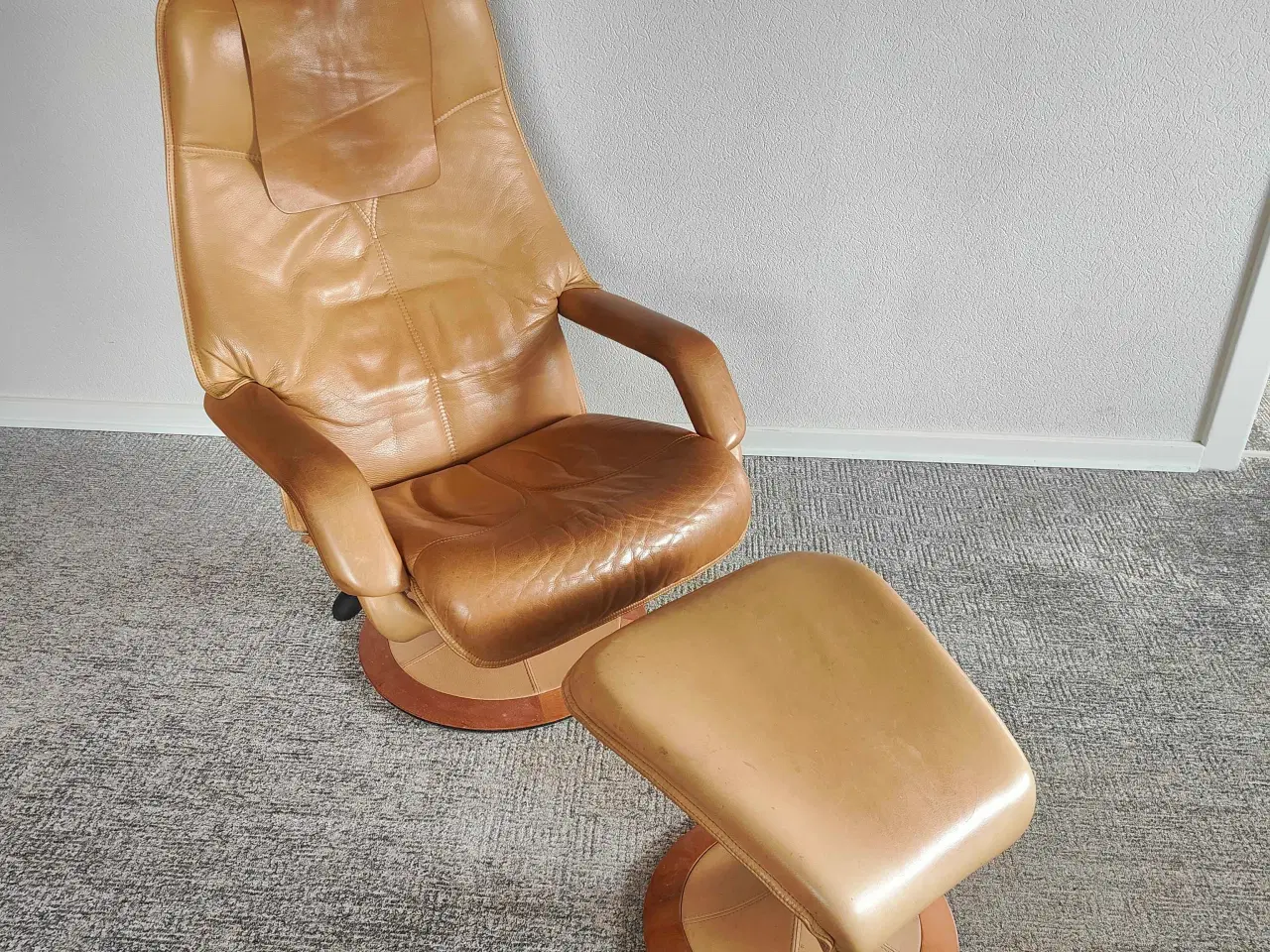 Billede 1 - Lænestol i cognac farvet læder med fodskammel 