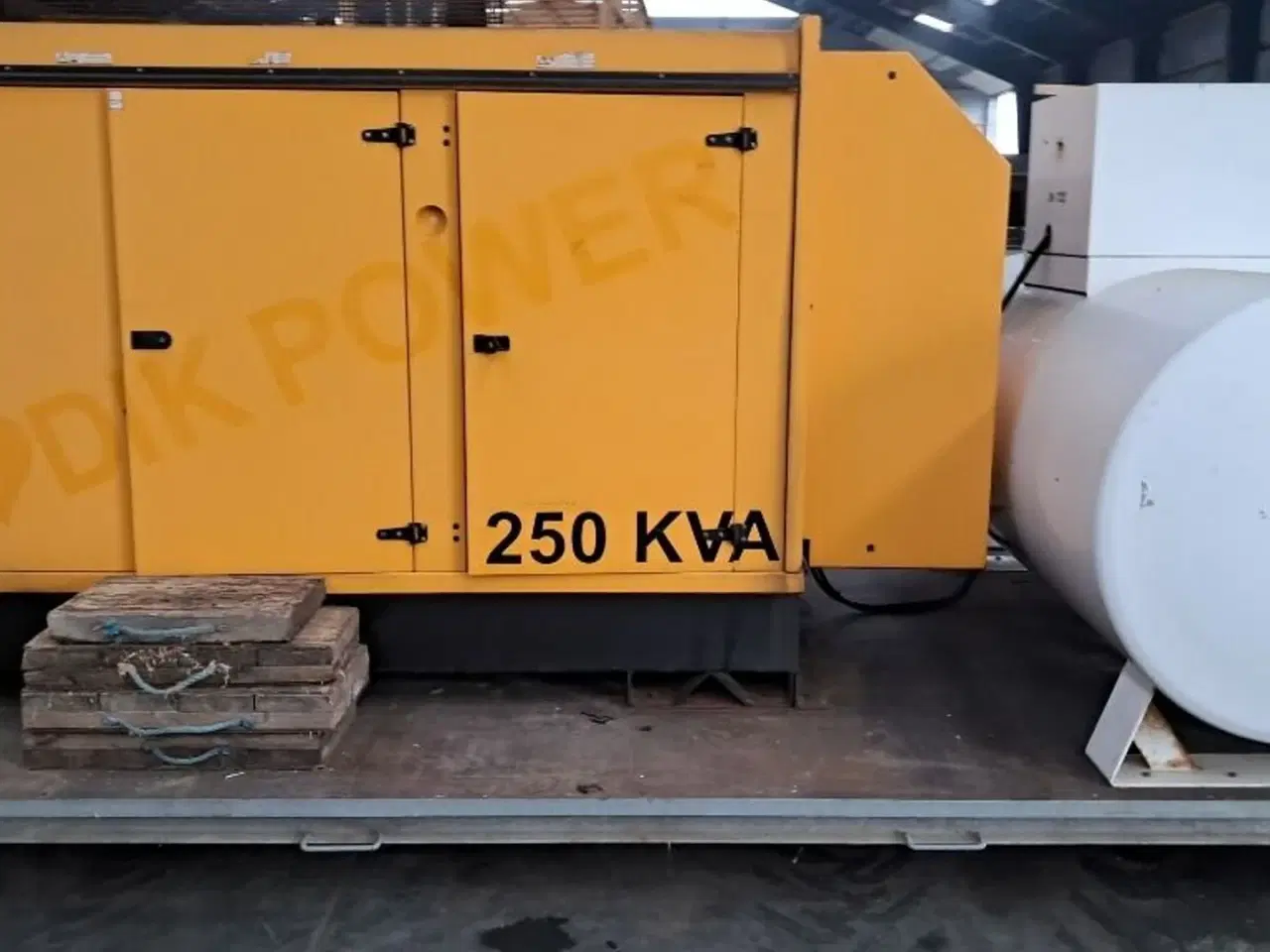 Billede 5 - Visa Komplet mobilt 250 KVA generator anlæg på lad med 2700L tank og byggetavle John Deere motor