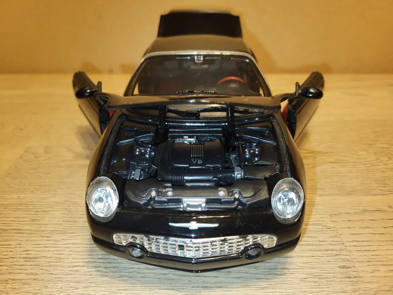 Billede 3 - Modelbil. FORD Thunderbird (2002) Skala 1/18.