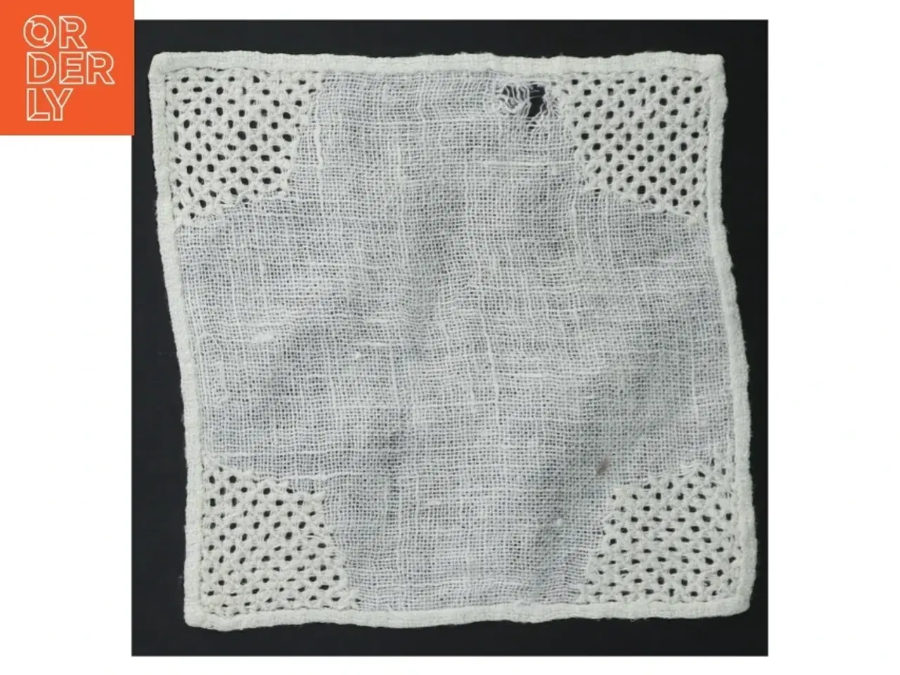 Billede 3 - To brodeerede servietter (str. 16 x. 16 cm. og. 13,5 cm)