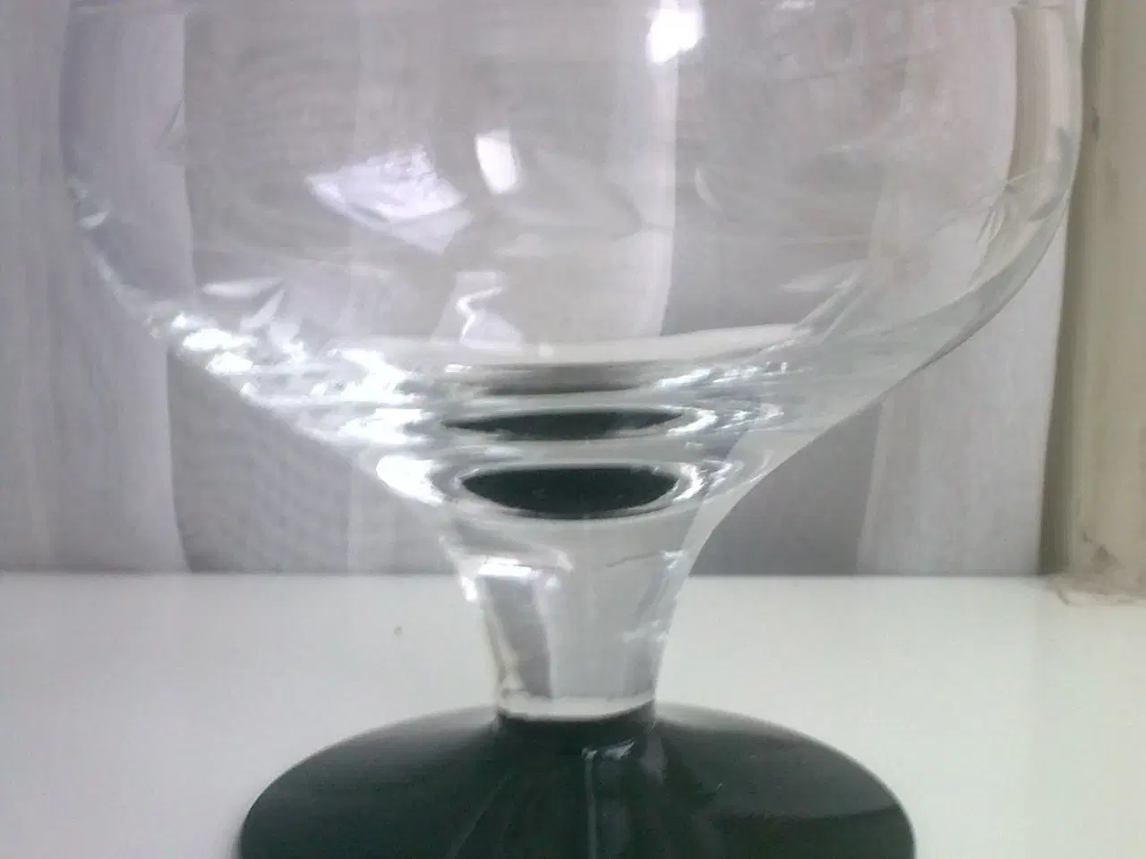 Billede 1 - Champagne sort fod ELLER grøn kumme vinglas