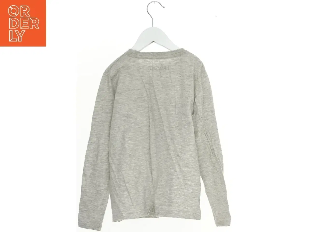 Billede 2 - Langærmet grå bluse med motiv fra Disney (str. 134)