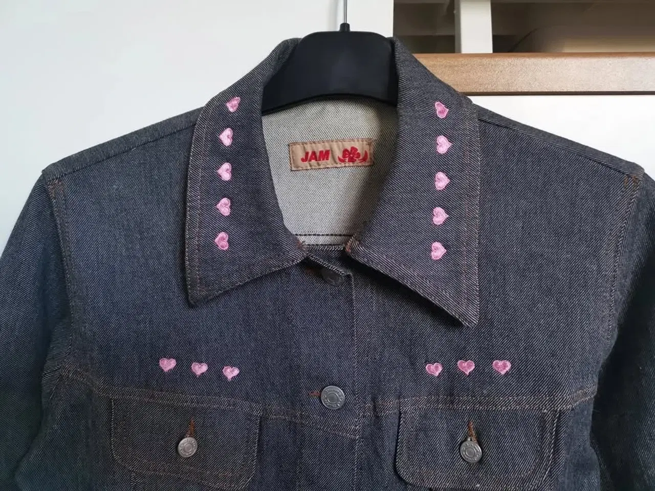 Billede 2 - Cowboyjakke med små lyserøde hjerter, str XS/S