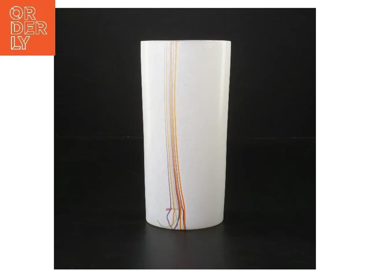 Billede 2 - Hvid glasvase med farvestriber fra kostaBoda (str. 18,5 cm)