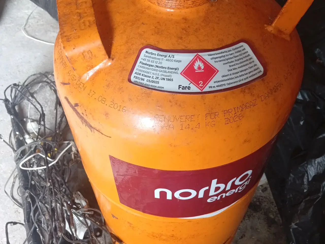 Billede 1 - Ny fuld gasflaske afhentes i 6500 vojens 