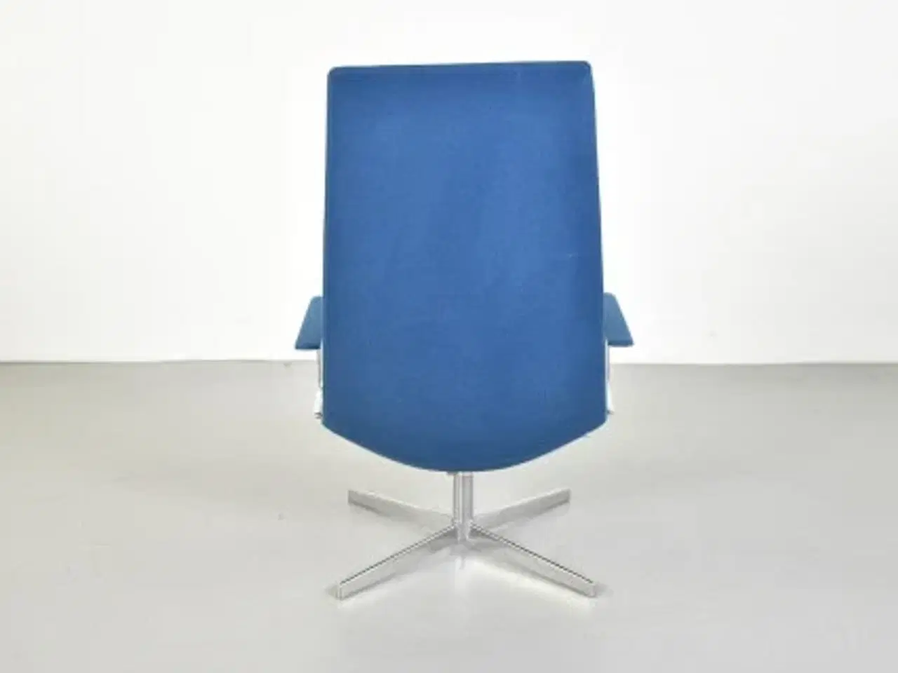 Billede 3 - Arper loungestol i blå med armlæn og krom stel