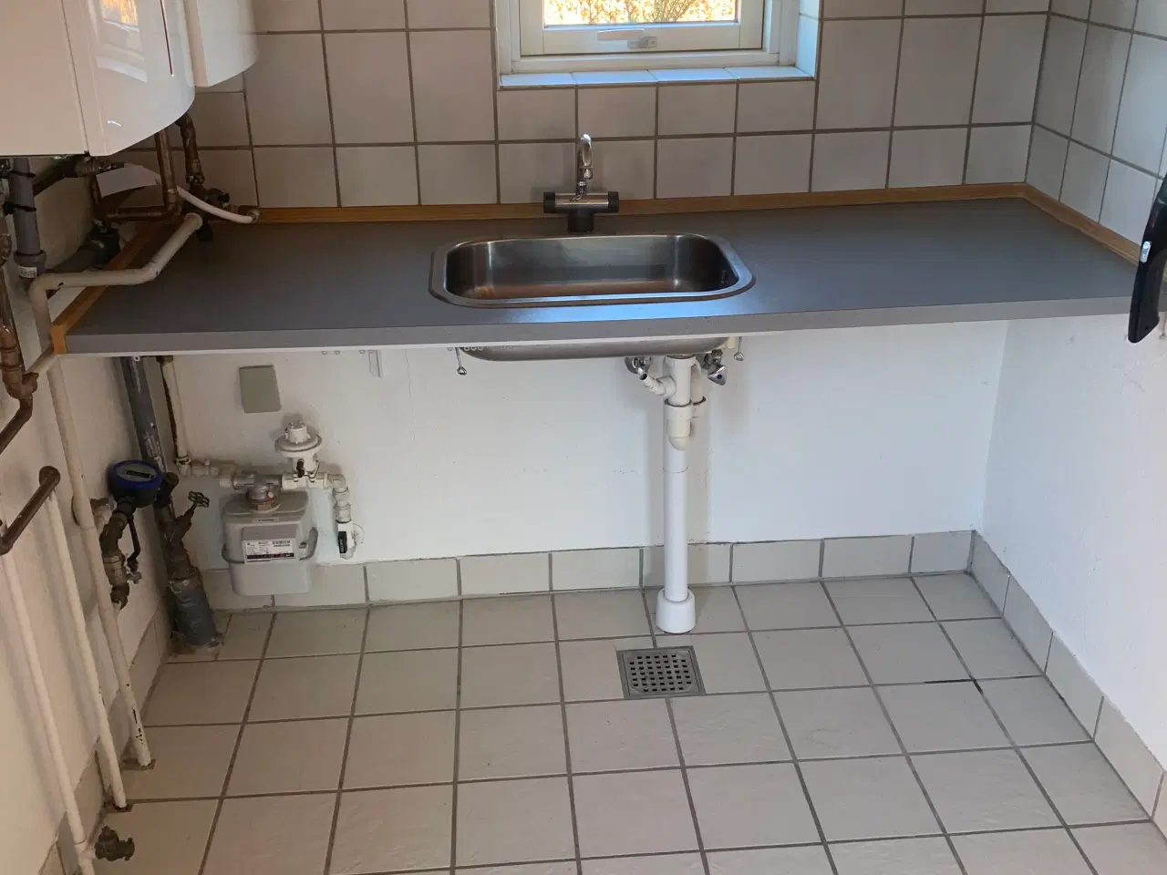 Billede 1 - Bordplade med vask og armatur