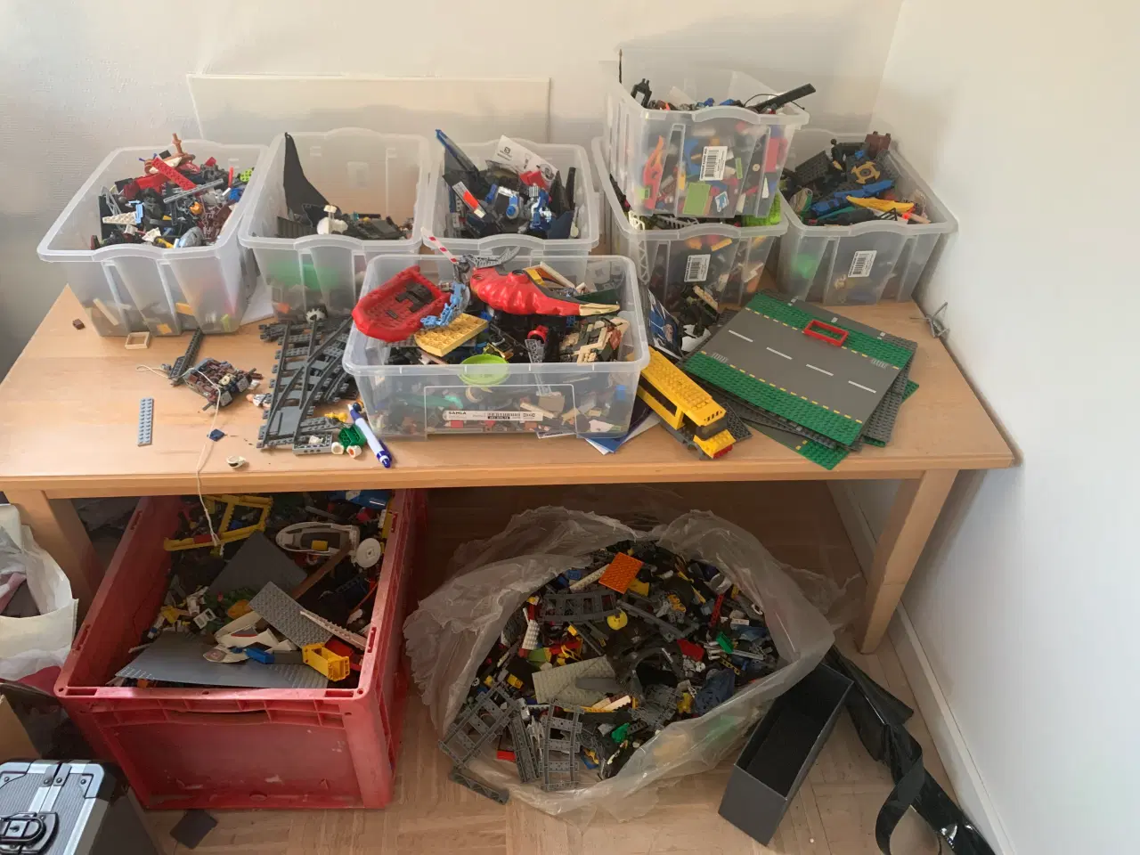 Billede 1 - 7 små og 2 store kasser blandet Lego 