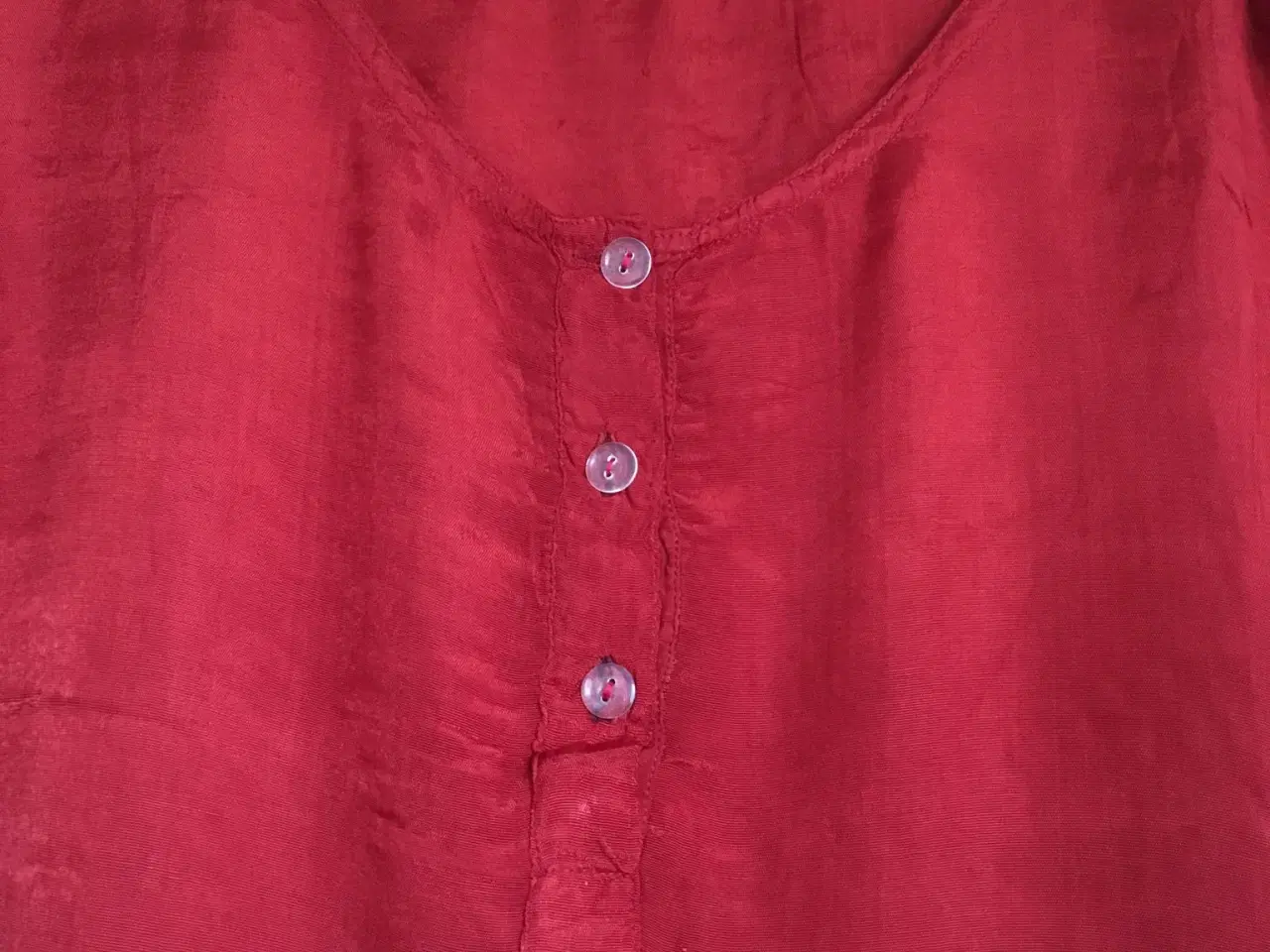 Billede 2 - Mørkerød bluse til salg