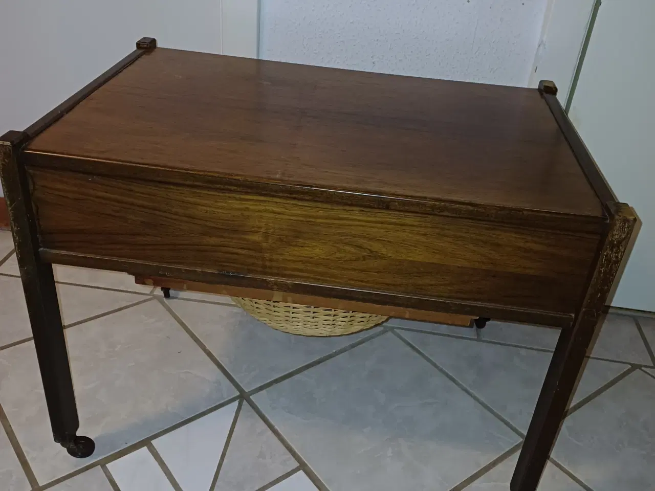 Billede 2 - Sybord i mørkt træ 