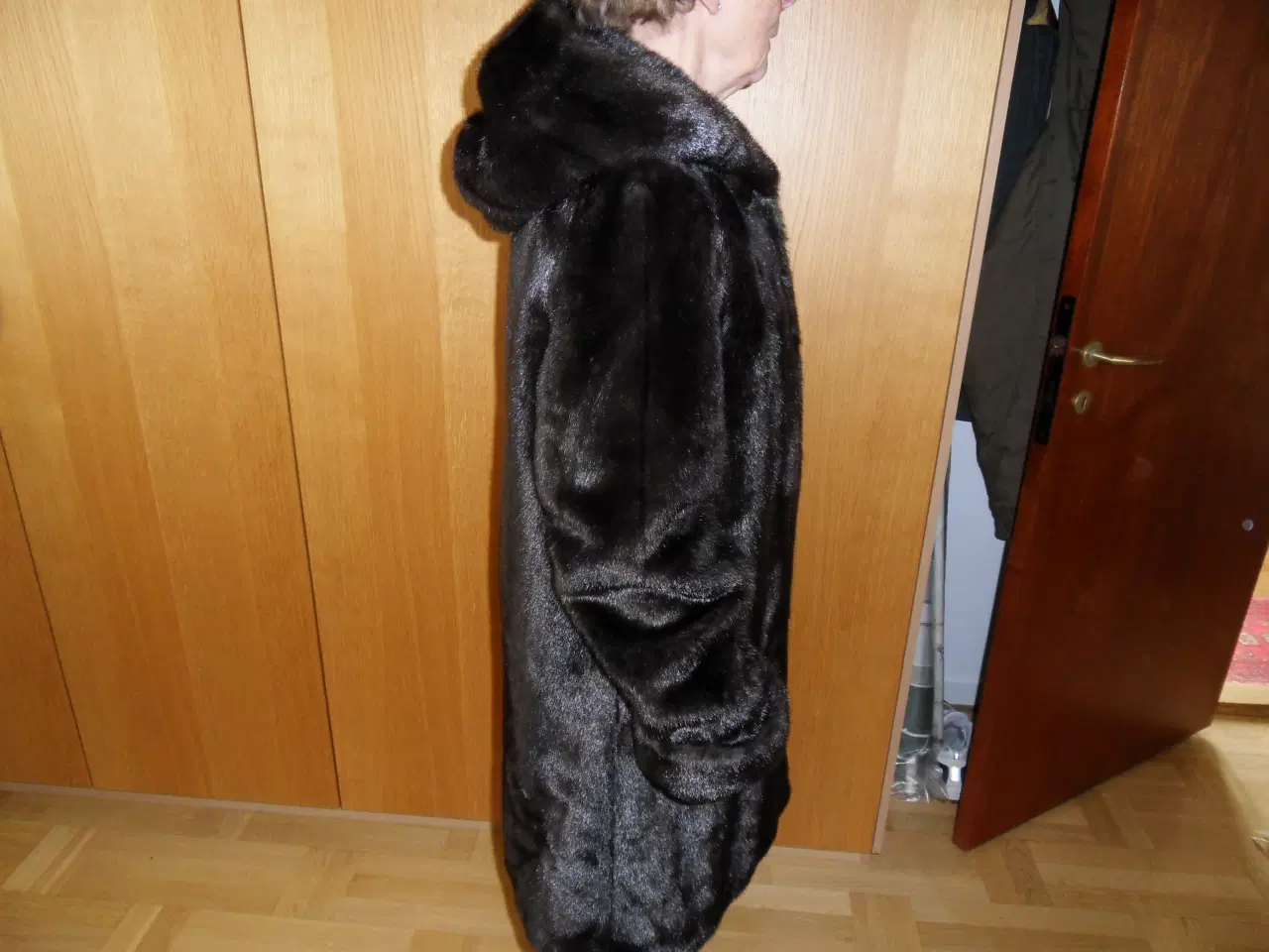 Billede 5 - PELS. Kunstpels med foer og hætte. Perfekt stand