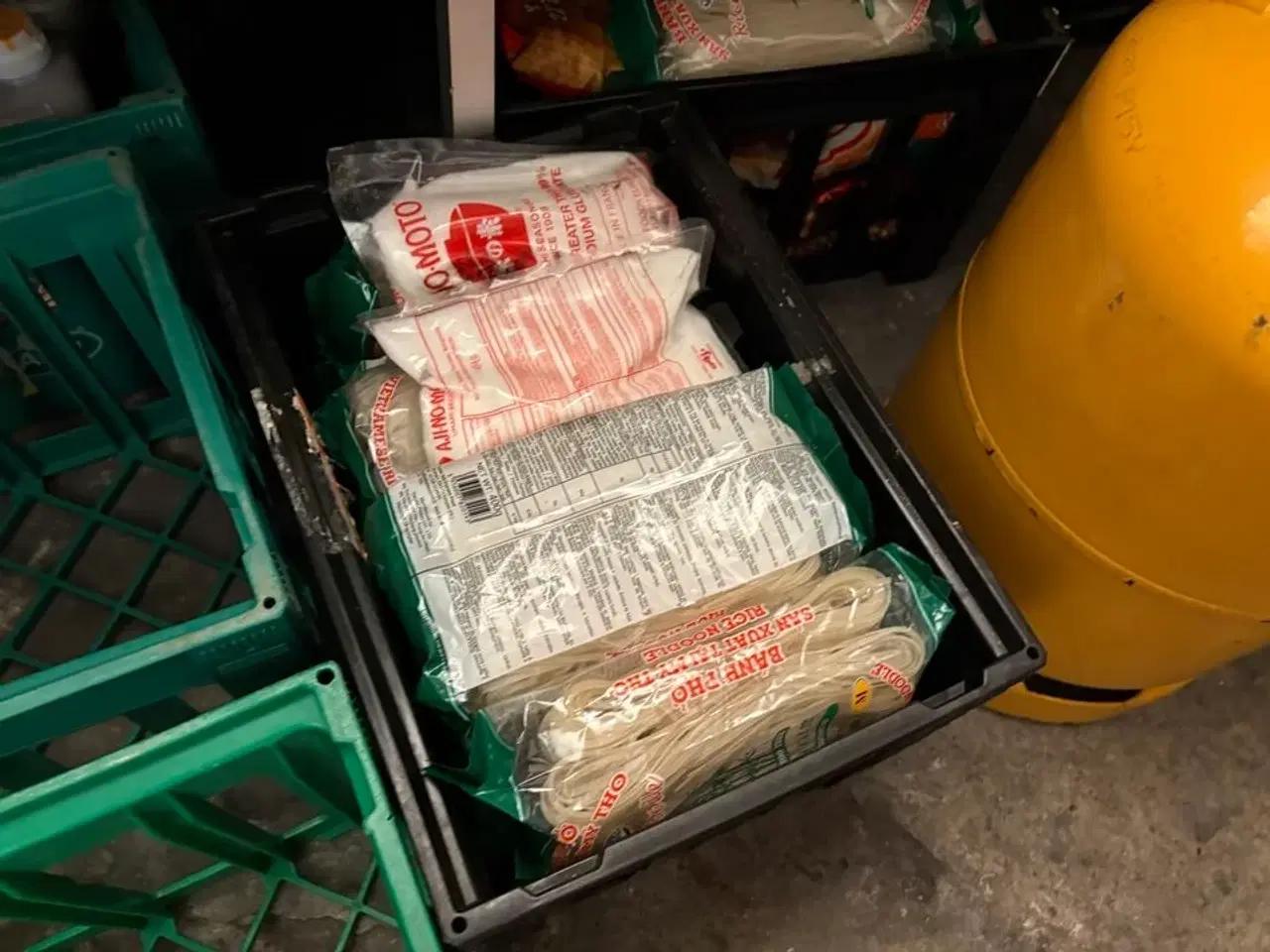 Billede 4 - Indhold i kælderrum af diverse emballage, gastrobakker, køkkenmaskiner, m.v.