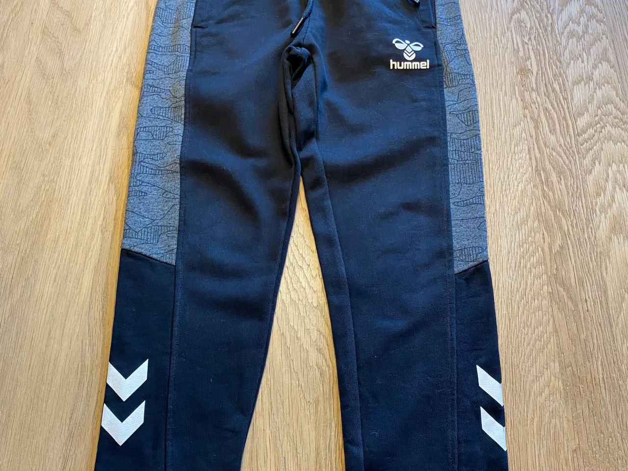 Billede 7 - Cowboybukser, bluser, tshirt   Str. 122